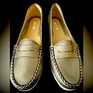 GEOX Senda D22U4S women’s leather loafer, size 41. Muted metallic green.